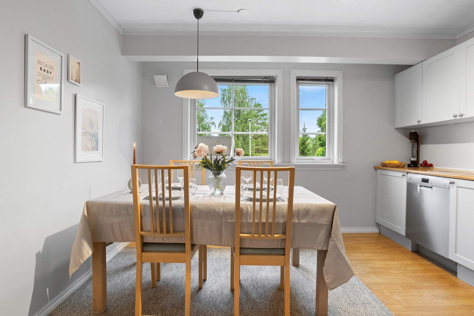 God plass til frokost og familiemiddag Galleribilde