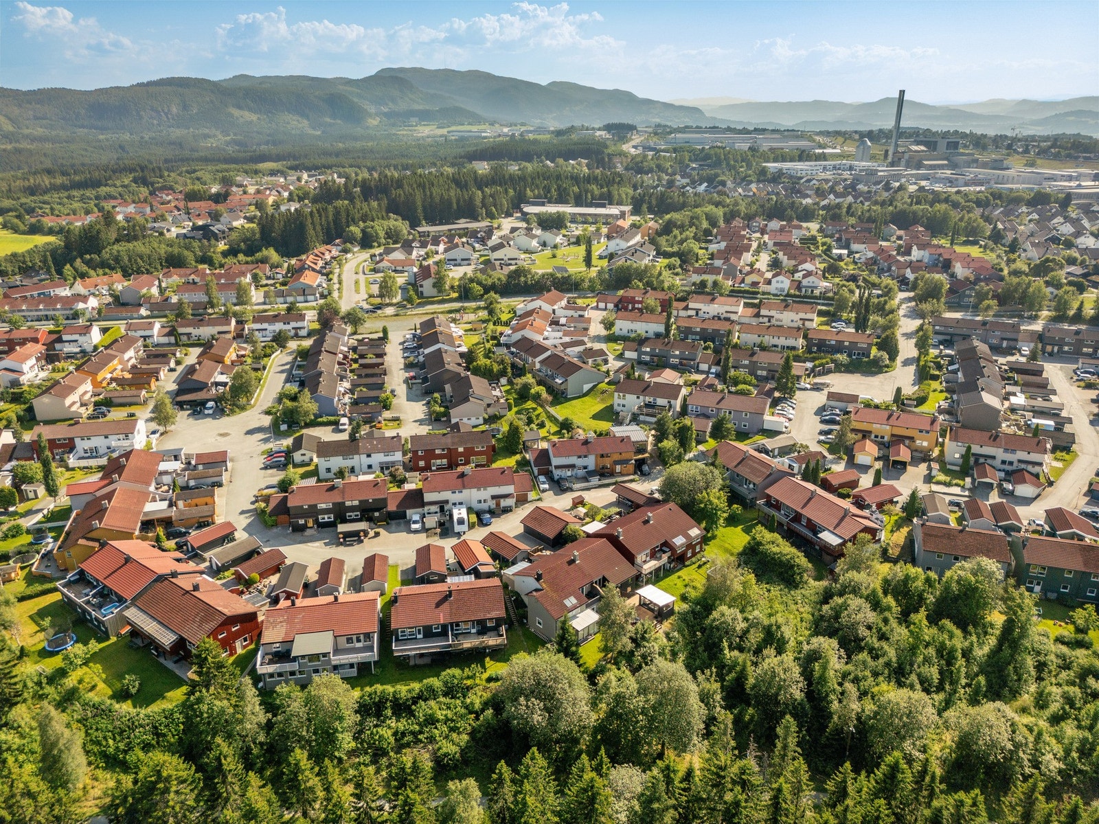 Boligen ligger i et rolig nabolag på Tiller. Galleribilde
