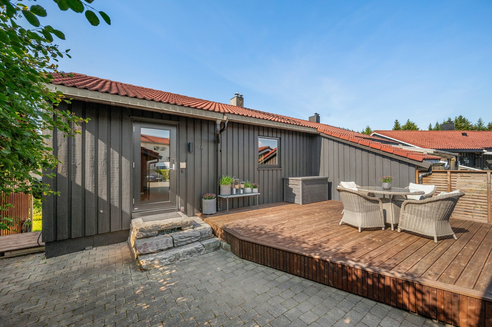 Terrasse på fremsiden av boligen. Terrassen er på 24 kvm. Galleribilde