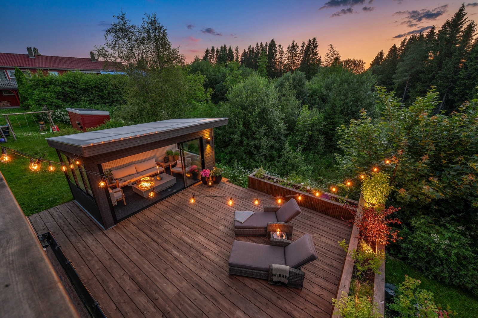 Fantastisk opparbeidet uteområde med terrasse og vinterhage. Galleribilde