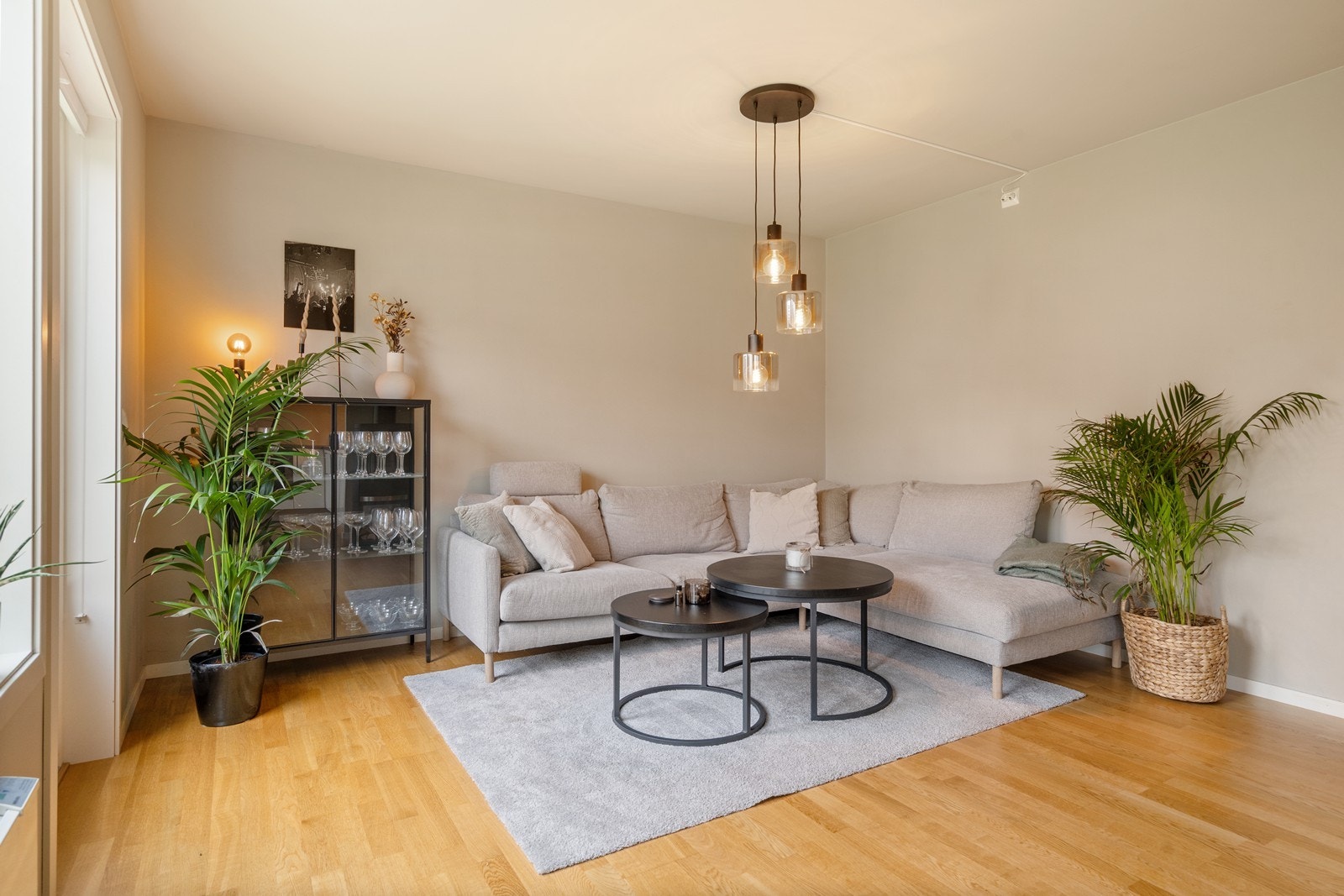 Gode møbleringsmuligheter i stue med plass til stor sofakrok, vegghengt TV og spisegruppe i tilknytning til kjøkken Galleribilde