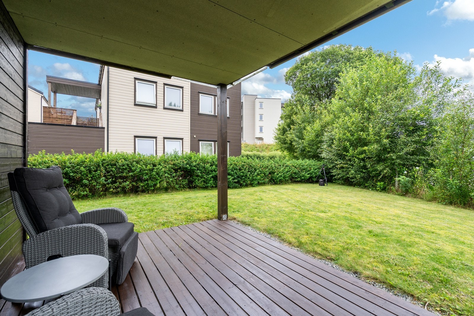 Terrasse skjermet under tak med gode solforhold på ettermiddagstid Galleribilde