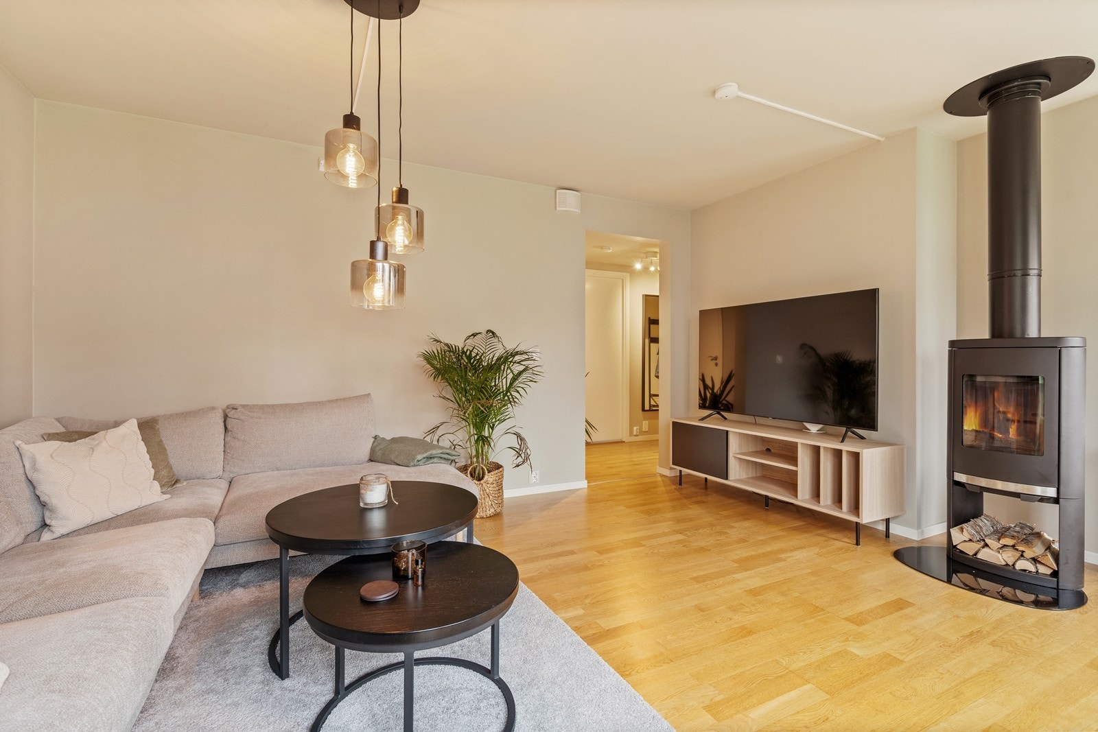 Moderne overganger vegg/tak i stue med åpen løsning til kjøkken Galleribilde