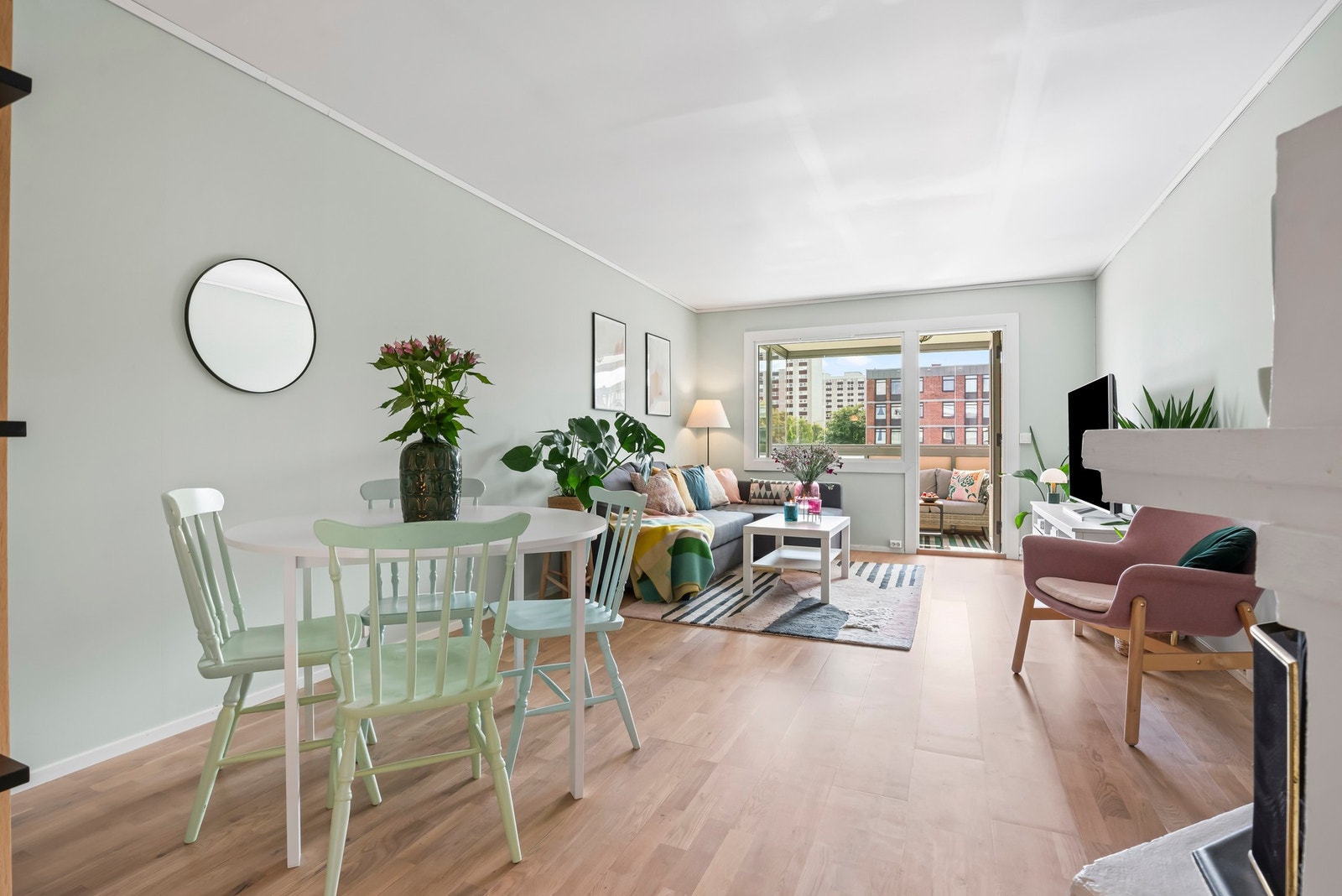 På gulvet er det 3-stavs parkett fra 2018/2019, og veggene som har glatte, malte veggflater ble pusset opp samme år Galleribilde