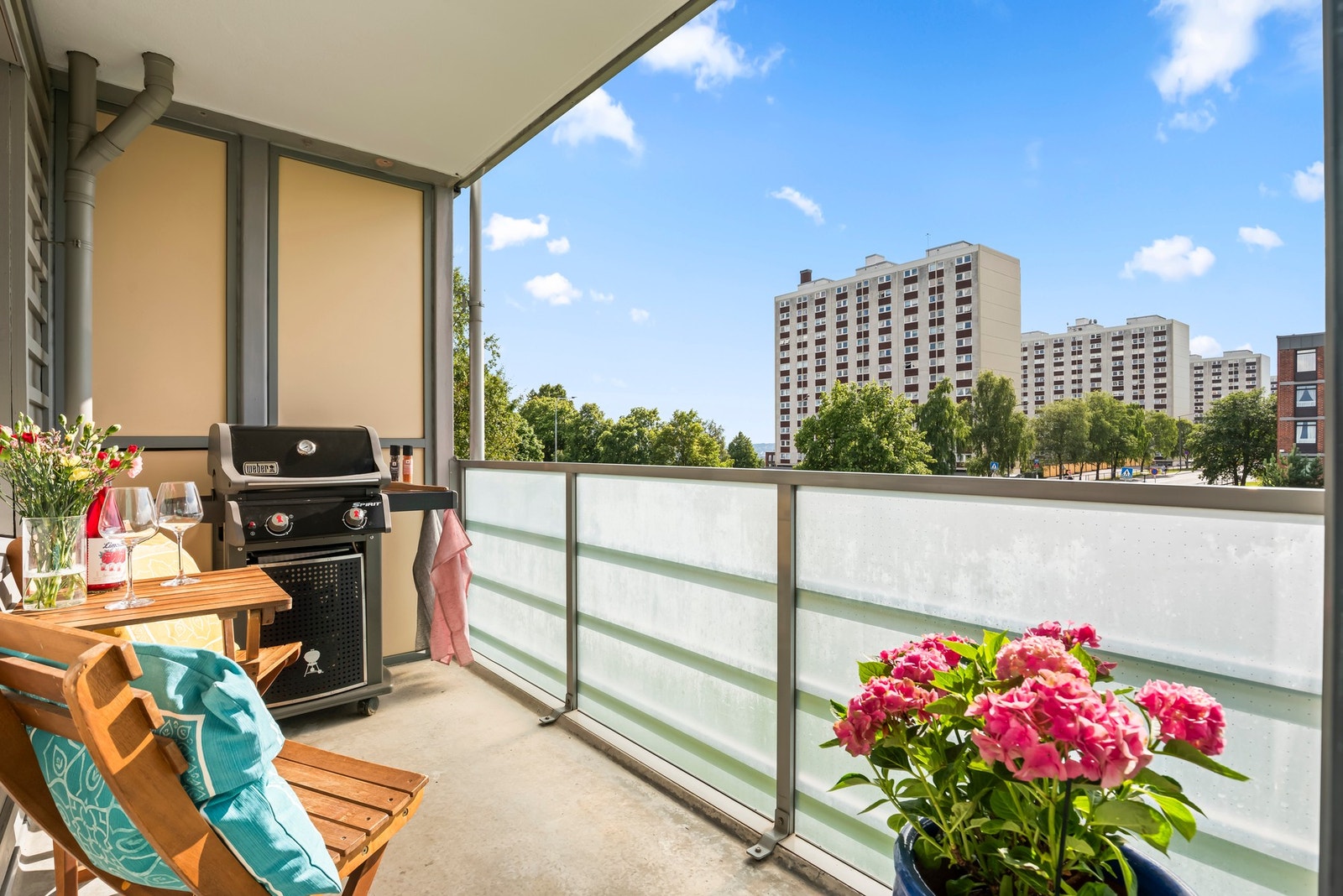 Balkongen har et totalt gulvareal på hele 14 kvm, hvor den innglassede balkongen utgjør 9 kvm, og den åpne delen utgjør 5 kvm Galleribilde