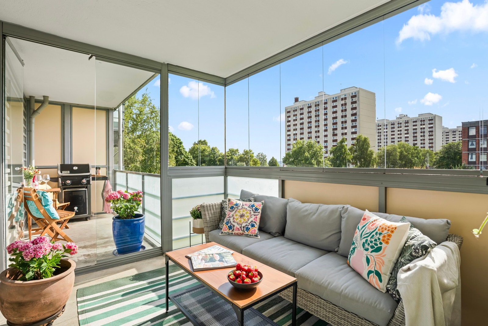 Fra stuen har man utgang til en herlig balkong som er en fin forlengelse av stuen fra tidlig vår til sen høst Galleribilde