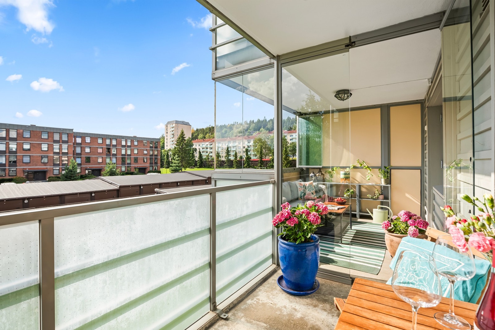 Siden balkongen er delvis innglasset gjør det at man får 2 fine soner med plass til balkongmøblement, grill, blomsterkrukker m.m Galleribilde