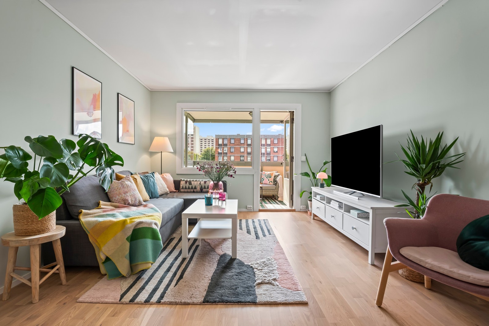 Fra stuen er det utgang til en stor balkong, som er delvis innglasset Galleribilde