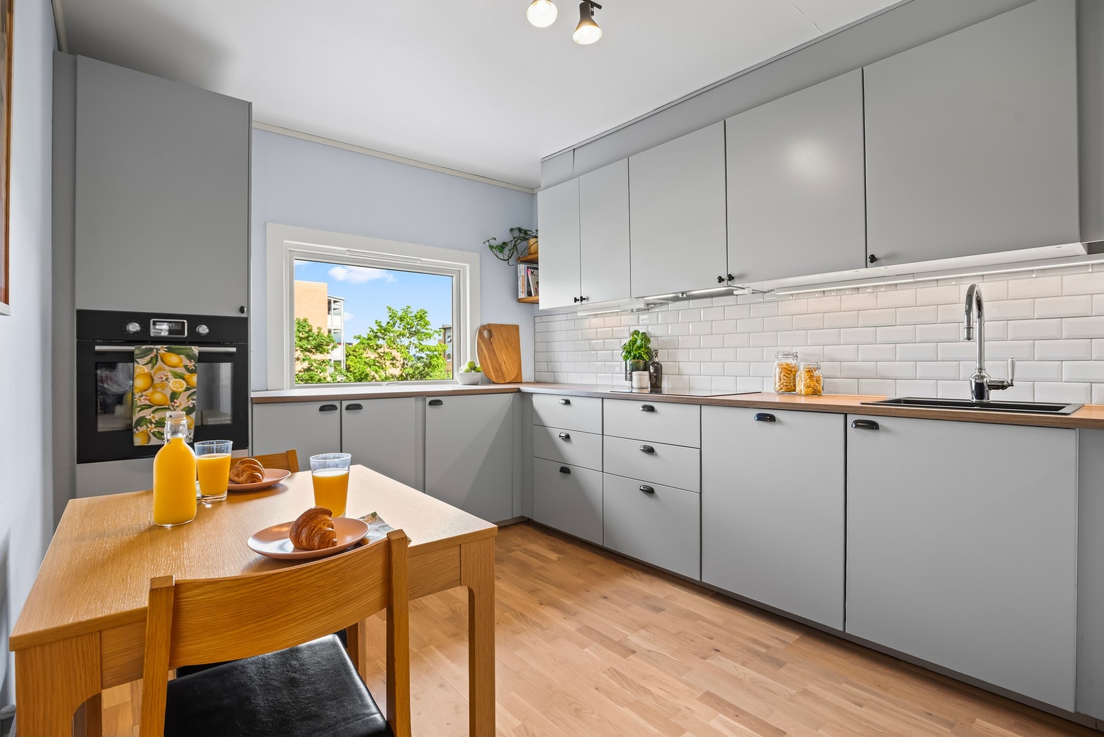 Leiligheten har et romslig, separat kjøkken som ble pusset opp i 2019 Galleribilde