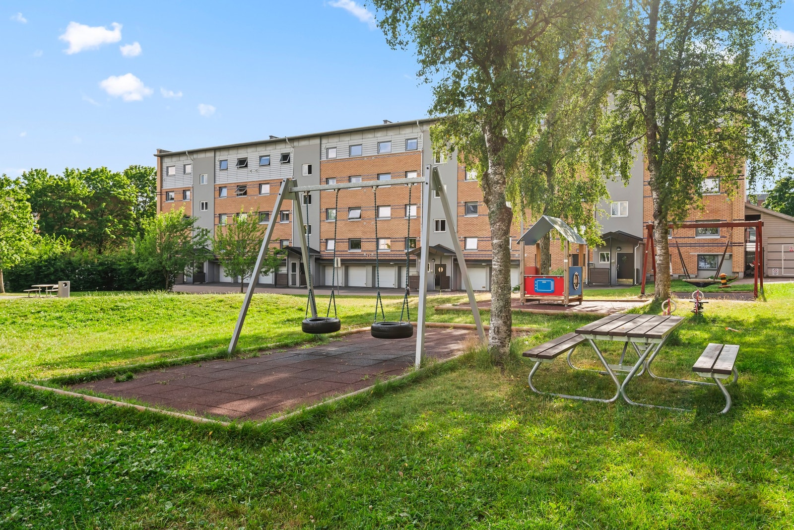 Her er det både lekeplass, sittegrupper og huskestativ Galleribilde