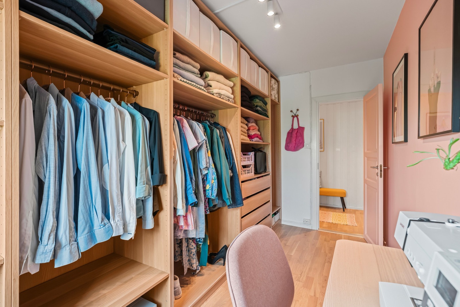 Nåværende eiere bruker soverommet som garderobe og kontor, og her medfølger det et stort, åpent garderobeskap med masse lagringsplass Galleribilde