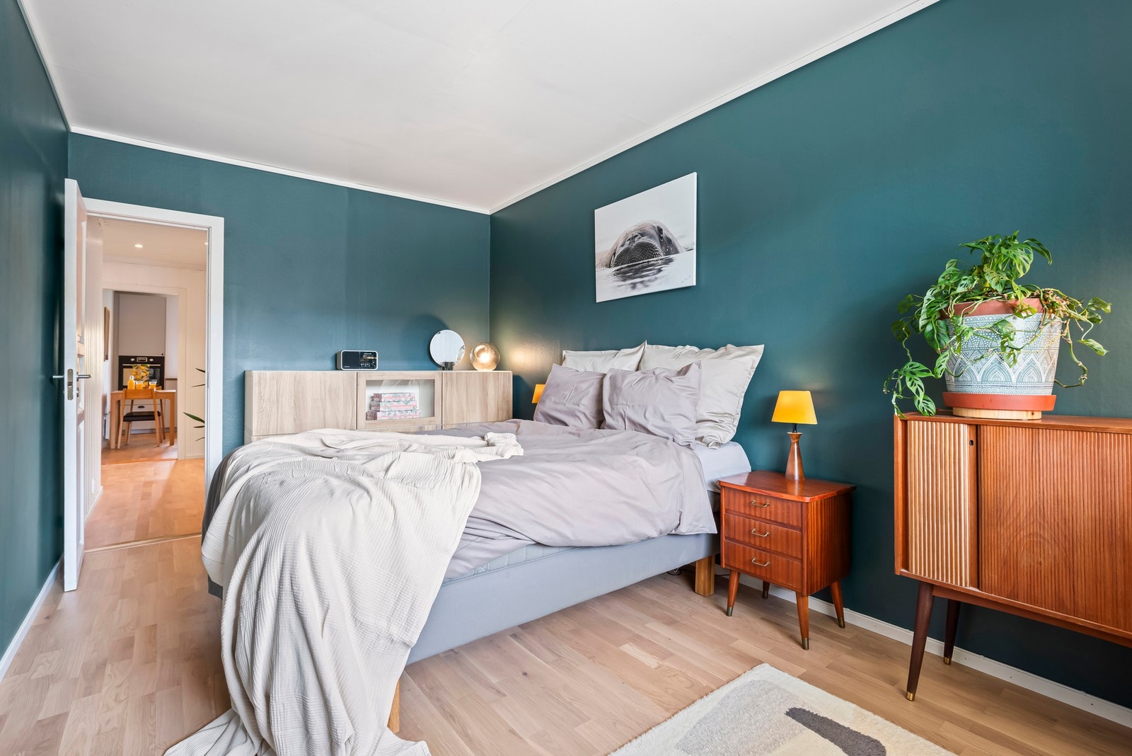 Hovedsoverommet er meget romslig og har plass for stor dobbeltseng, garderobeskap og eventuelt hjemmekontor om ønskelig Galleribilde