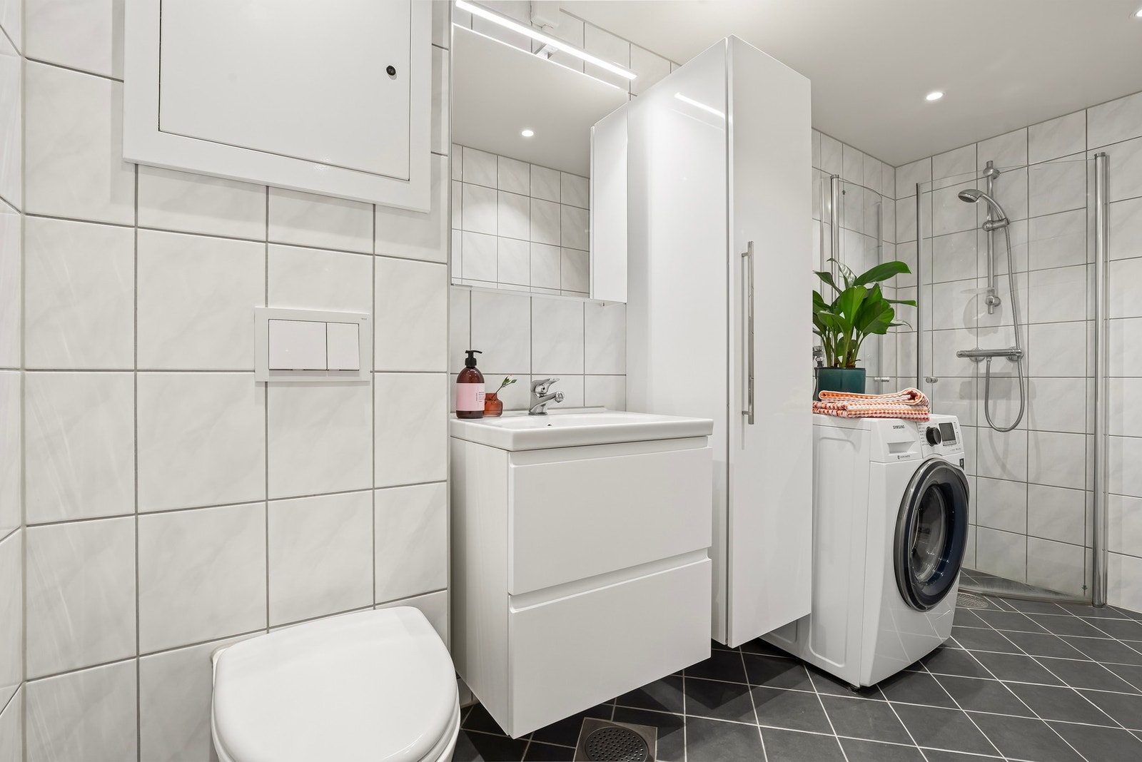 Leiligheten har et stort bad som ble pusset opp i regi av borettslaget i 2018 Galleribilde