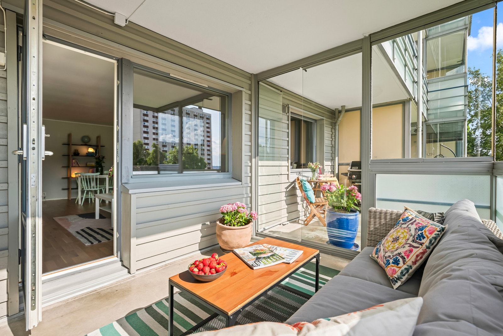 Nyt herlige sommerdager på denne fine balkongen Galleribilde