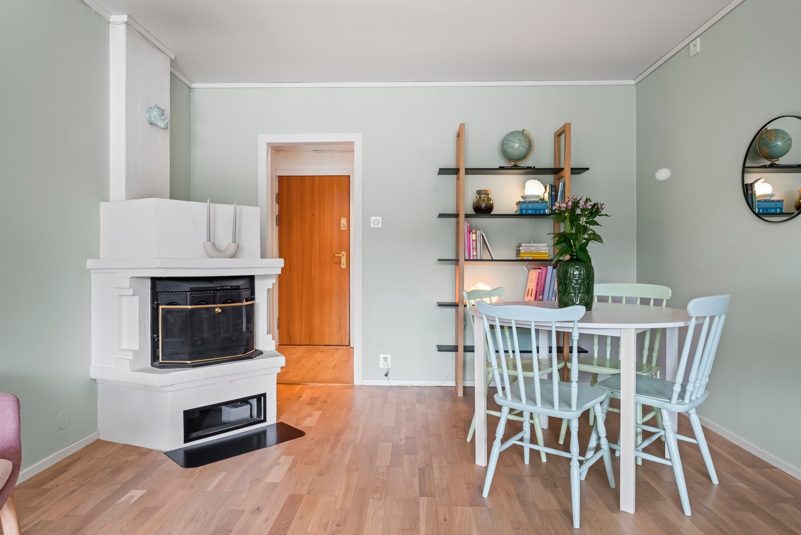 I det ene hjørnet av rommet er det en koselig peis for kalde høst- og vinterdager Galleribilde