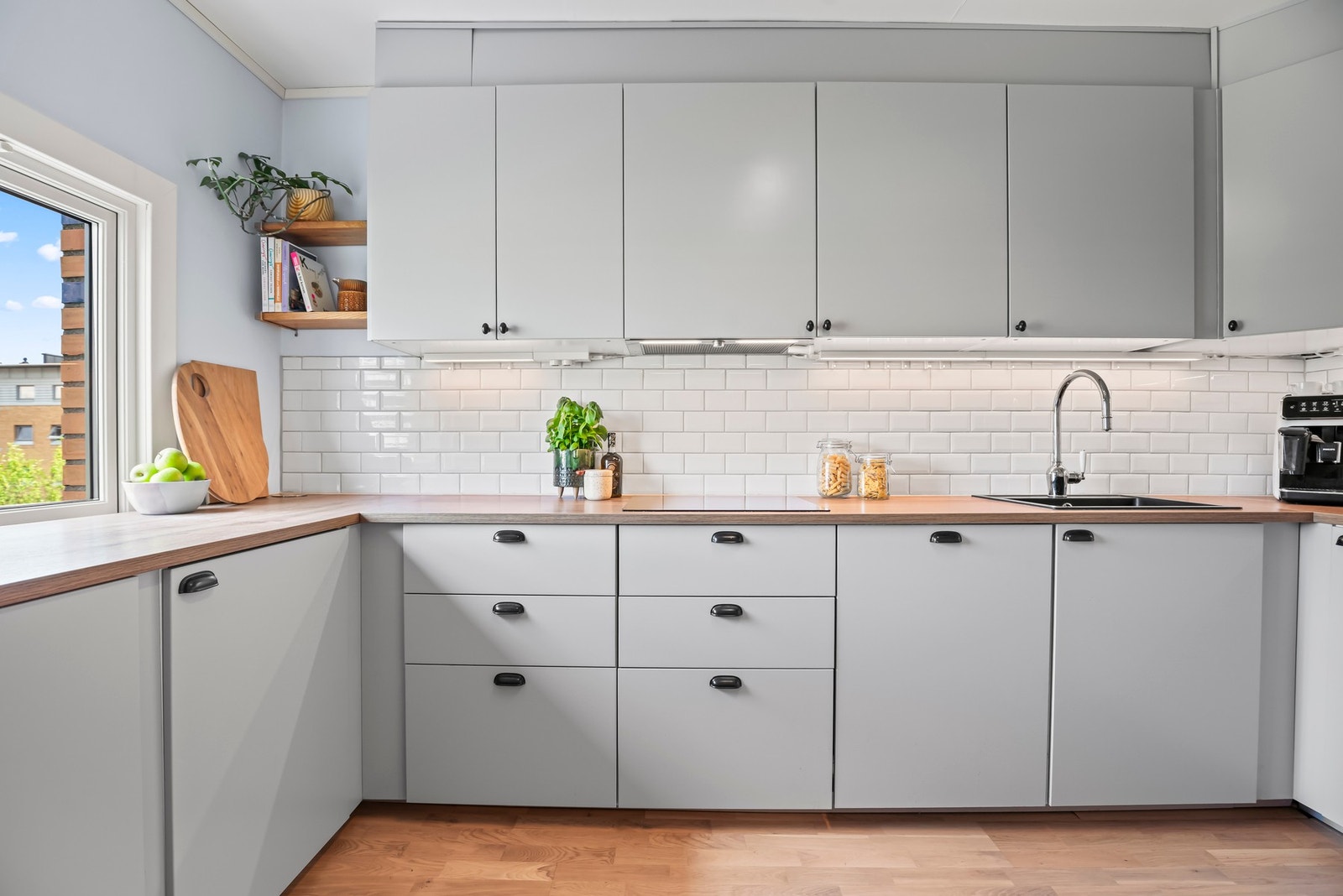 Kjøkkenet har meget god skap- og benkeplass Galleribilde