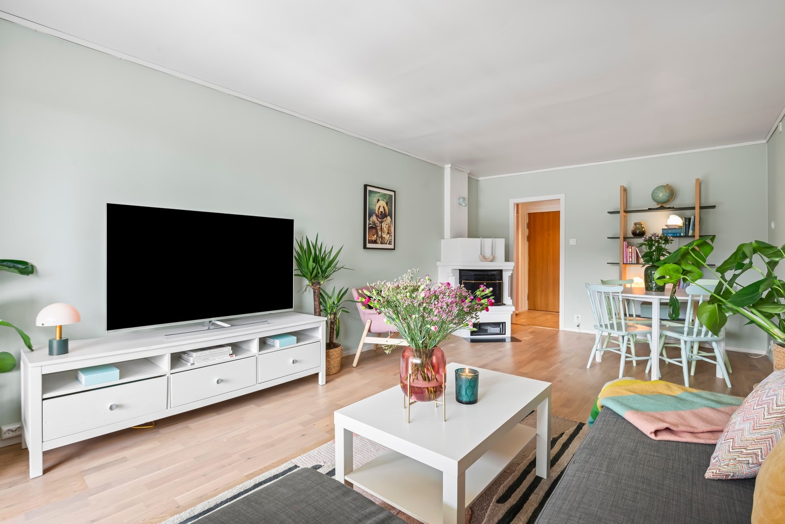 Stuen har plass til både spisebord, sofa og tv-løsning m.m Galleribilde