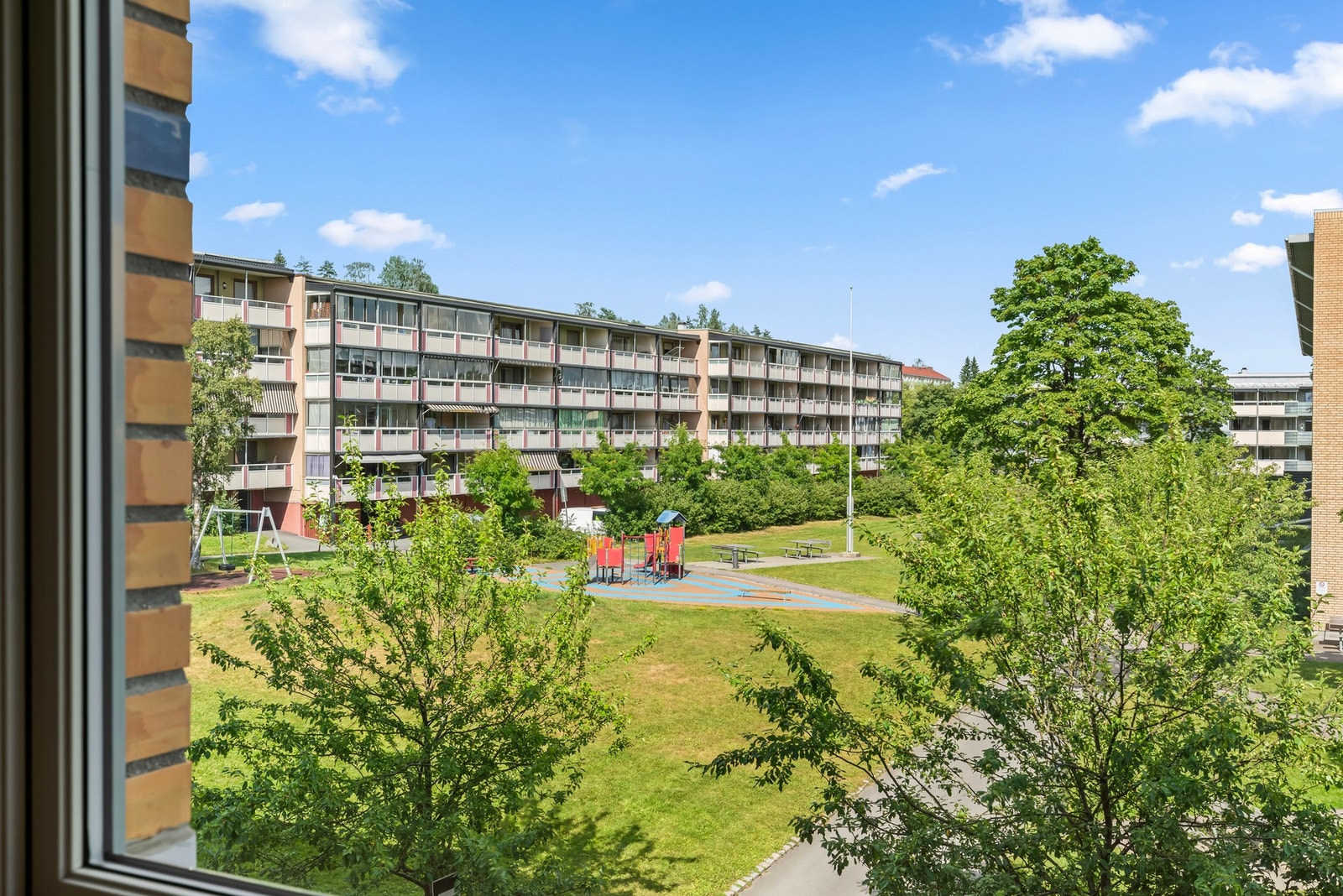 Hyggelig utsikt fra kjøkkenvinduet til borettslagets fine fellesområder Galleribilde