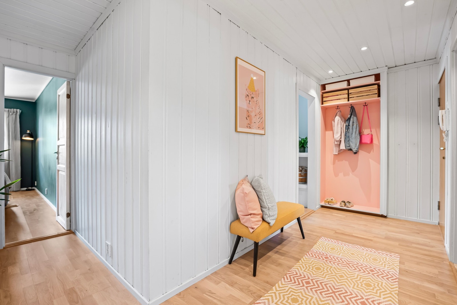 Meget romslig entré med praktisk garderobenisje for oppheng av klær Galleribilde