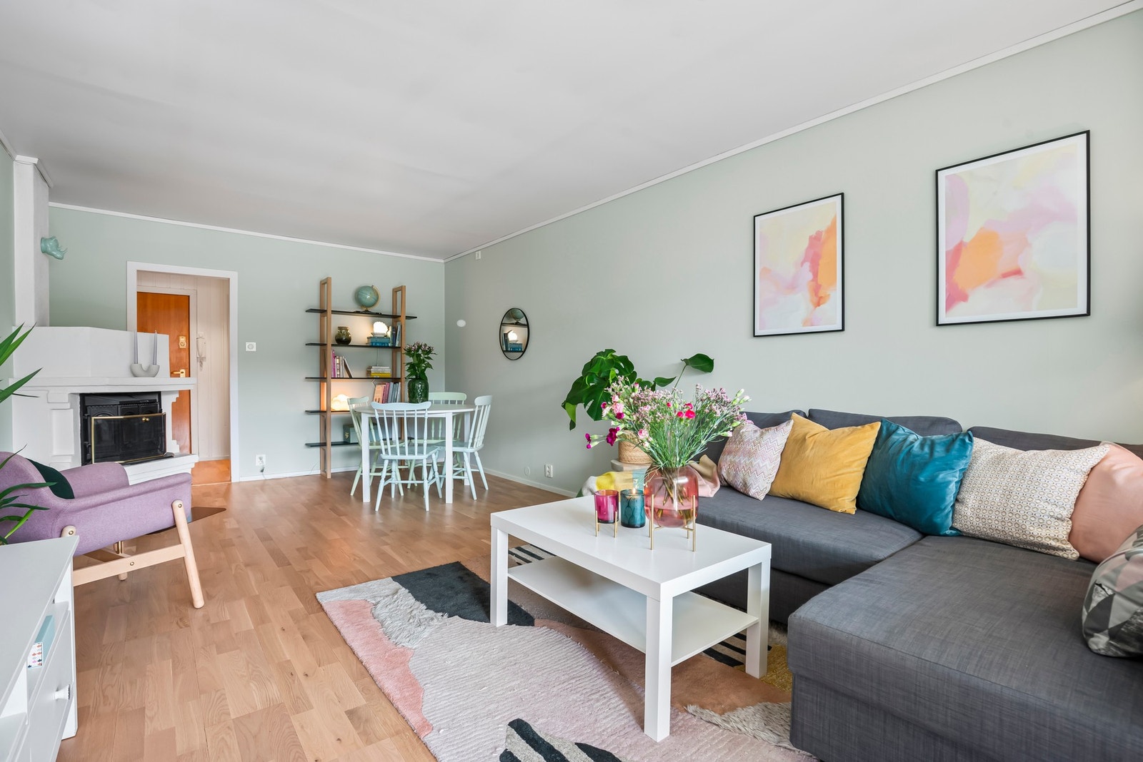 Stuen er selve hjertet i leiligheten, et fint allrom med en god romutforming Galleribilde