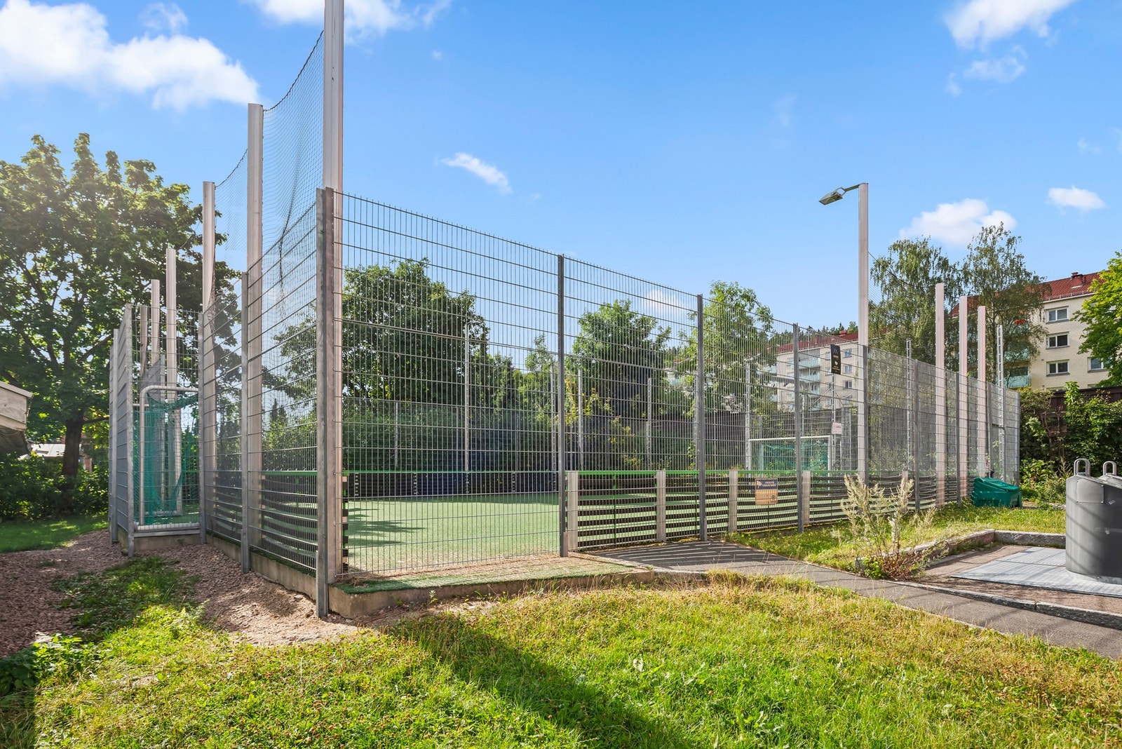 Borettslaget har felles fotballbane til glede for barna Galleribilde