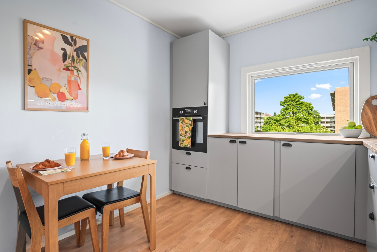 Det er også plass til et lite spisebord, her er det hyggelig å innta morgenkaffen Galleribilde