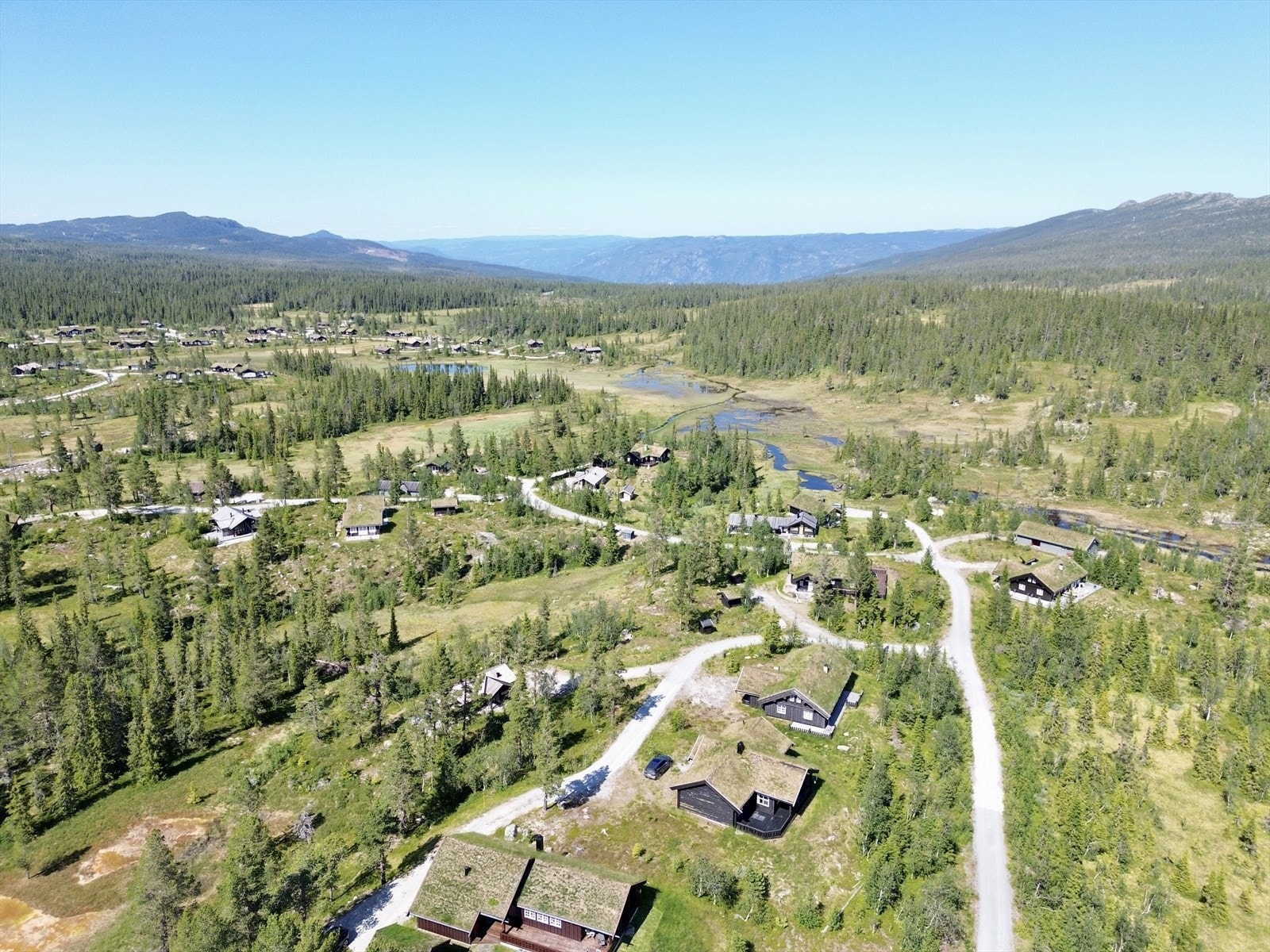 Hytta ligger solrikt til. Galleribilde