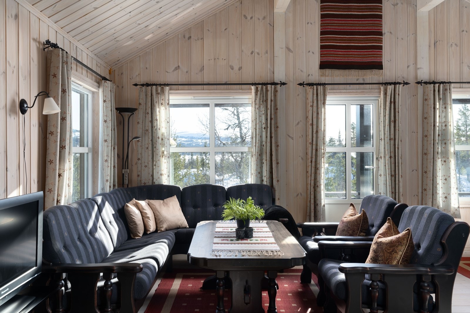 Fra stuen går det dør ut til den dels overbygde terrassen. Galleribilde