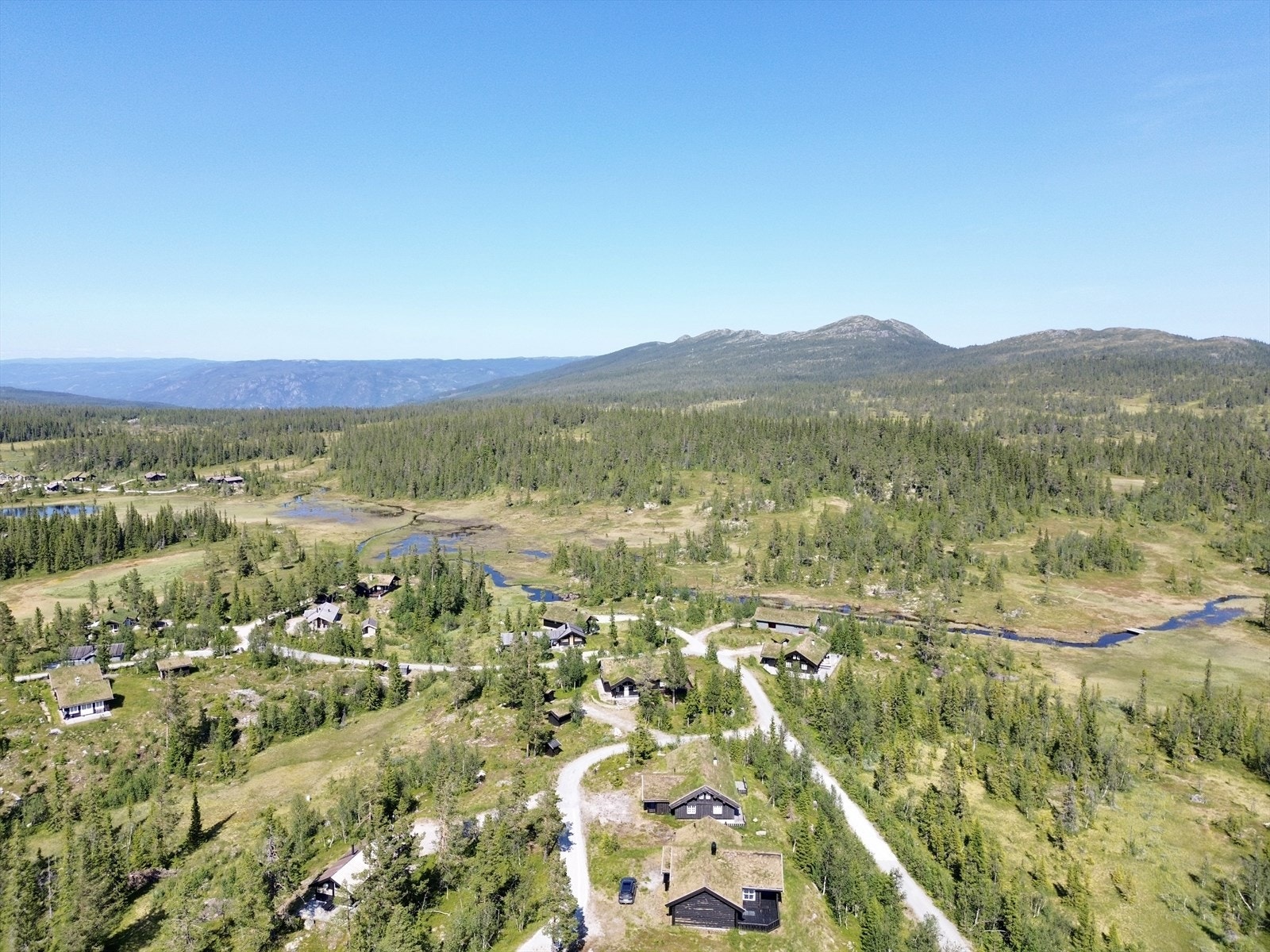 Hyttefeltet ligger mellom to fine høyfjellsløyper hvor du kan gå på Norefjell-platået og/eller mot Hallingnatten. Galleribilde