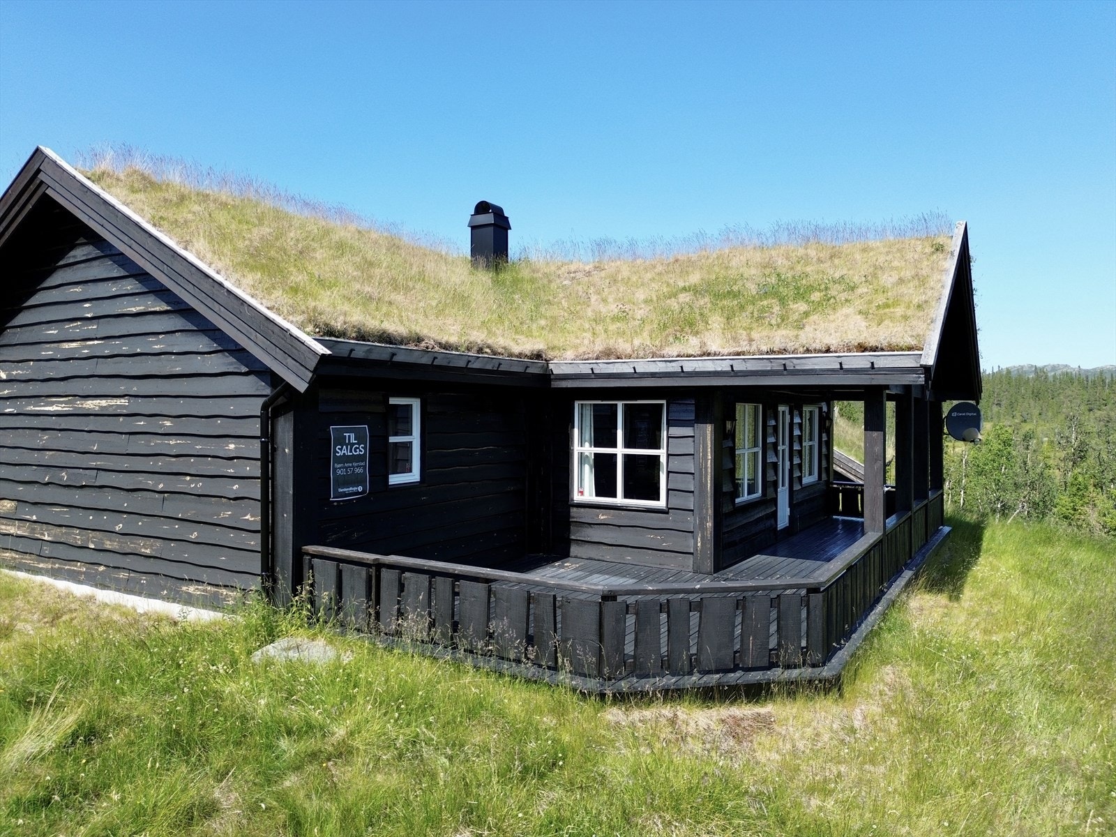 Stor terrasse mot syd som er delvis overbygget. Galleribilde