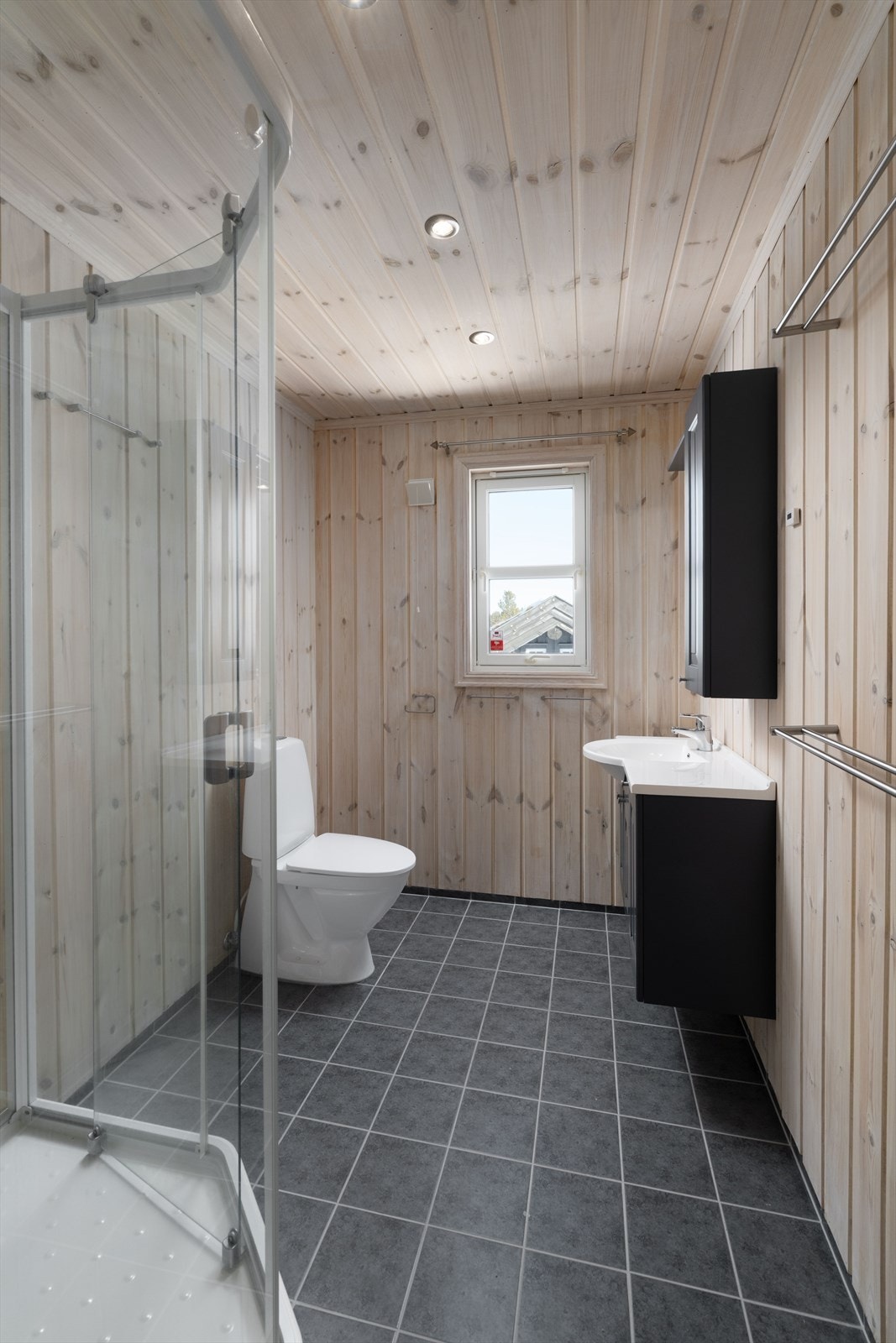 Bad 2 med servantinnredning, toalett og dusjkabinett. Galleribilde