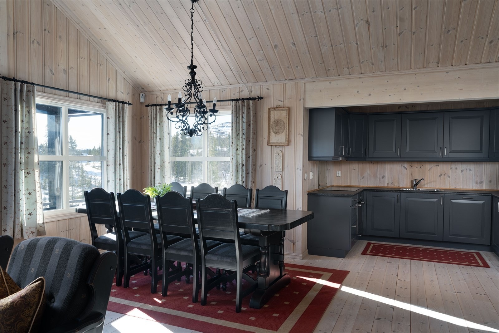 Hyggelig spisestue i tilknytning kjøkken. Galleribilde