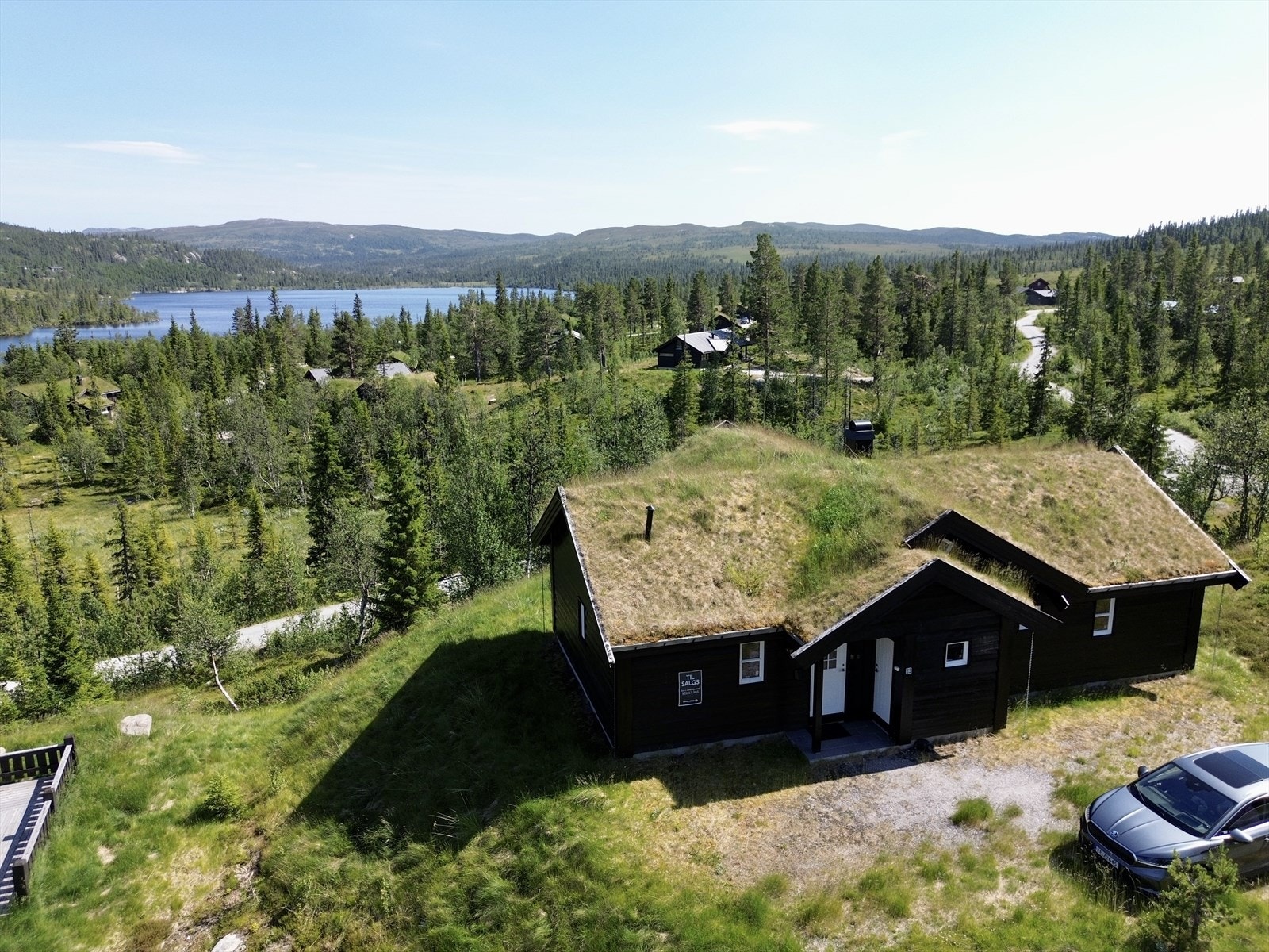 Nydelig utsikt mot blant annet Helgesetvatnet, Flentpiken, Skurvenatten og Trøgasetnatten. Galleribilde
