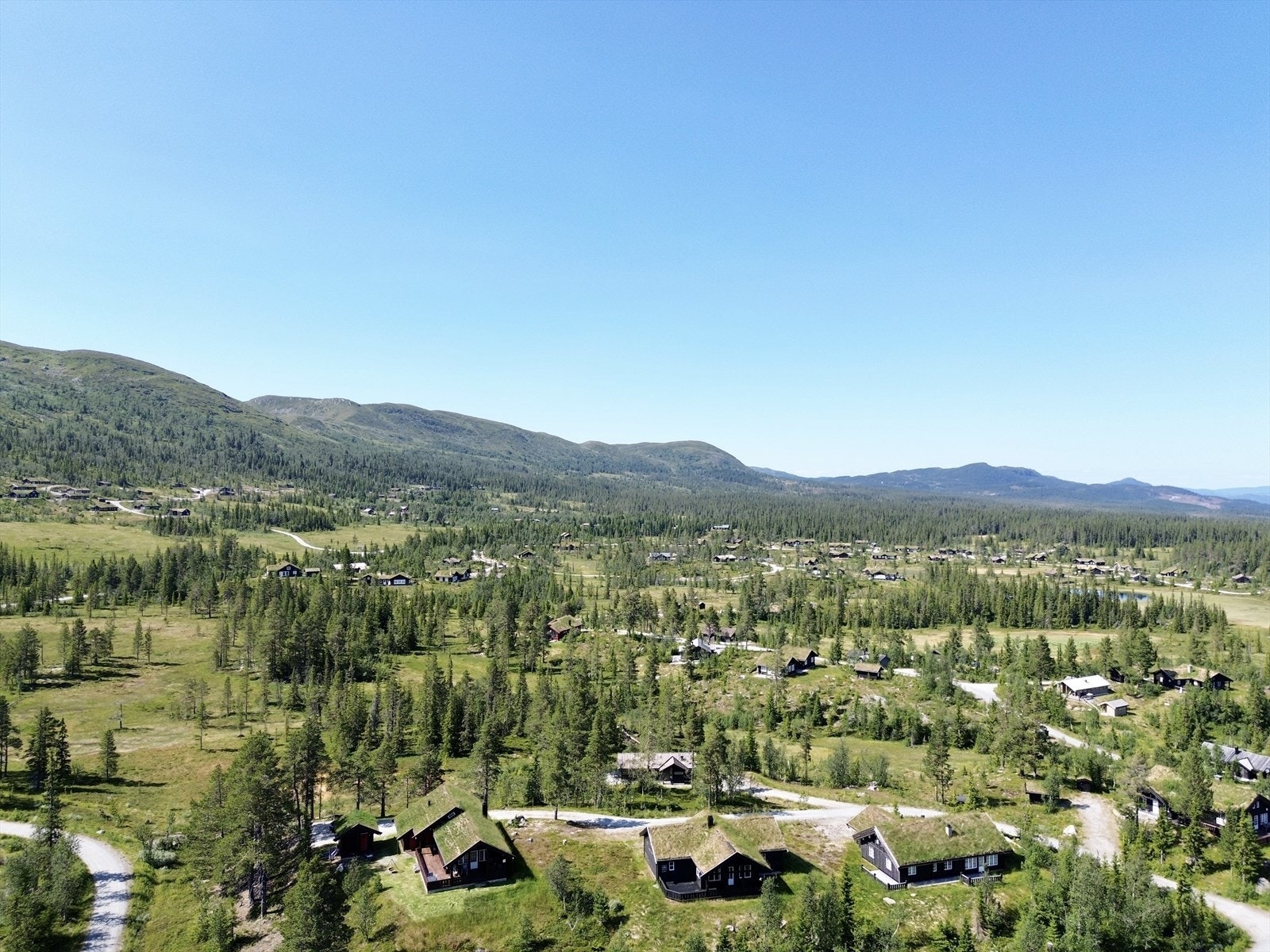 Hytta ligger på en høyde med gode solforhold solrikt og fantastisk utsikt. Galleribilde