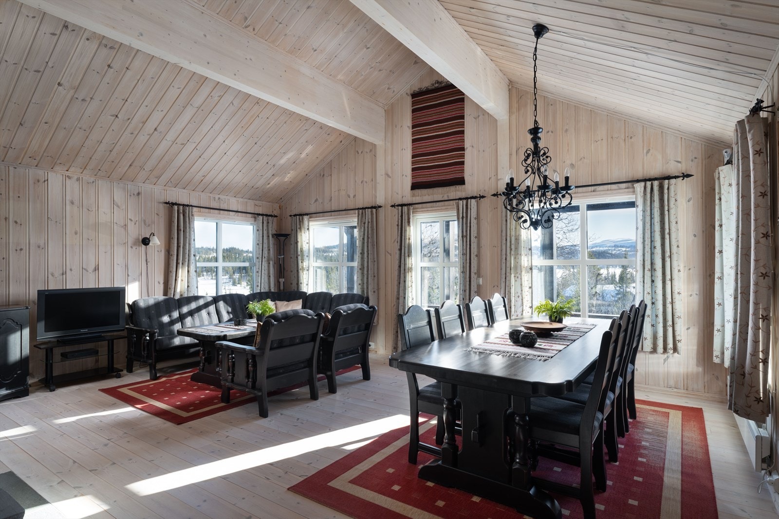 Rasta himlingen gir sammen med de store vindusflatene en god og luftig romfølelse. Galleribilde