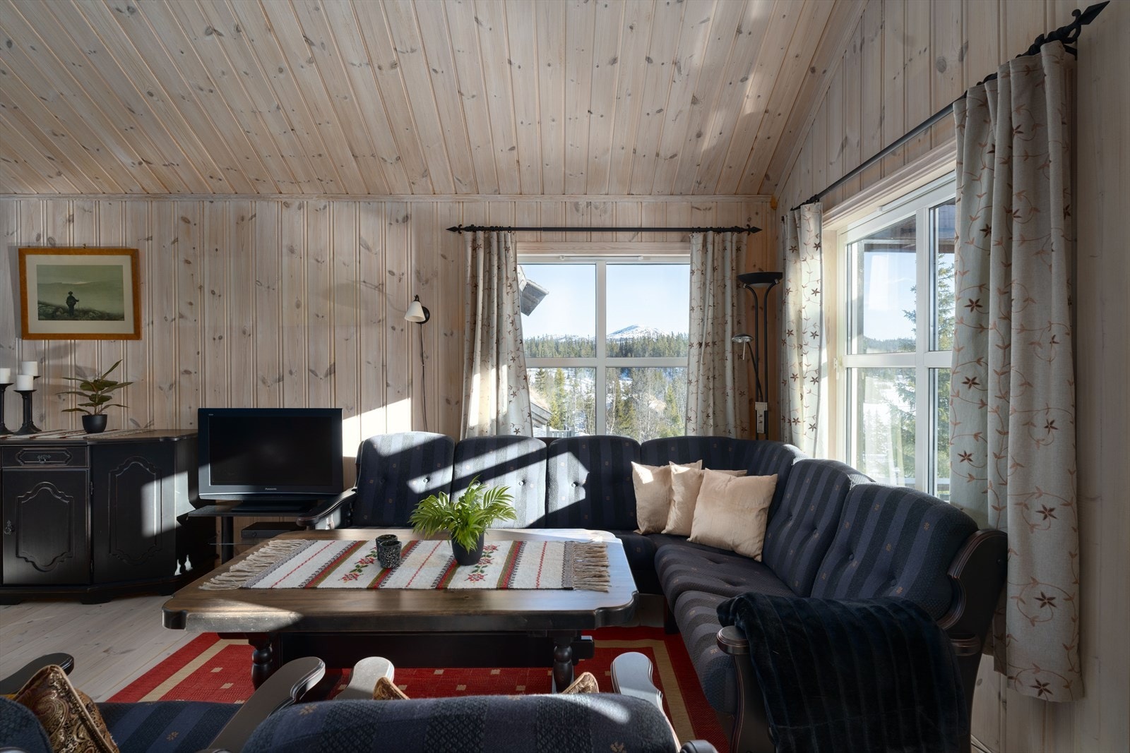 De panelte overflatene og tregulvet gir den riktig gode og lune hyttefølelsen! Galleribilde