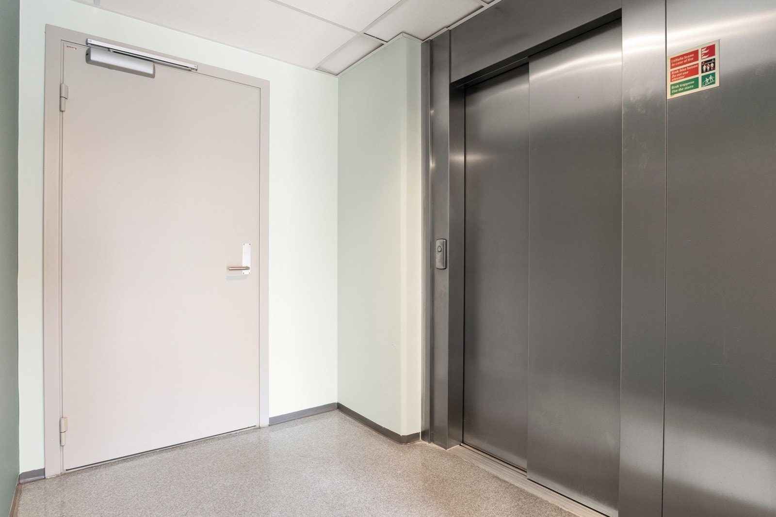 Heisen tar deg enkelt opp til leiligheten som ligger i byggets 7. etasje. Galleribilde