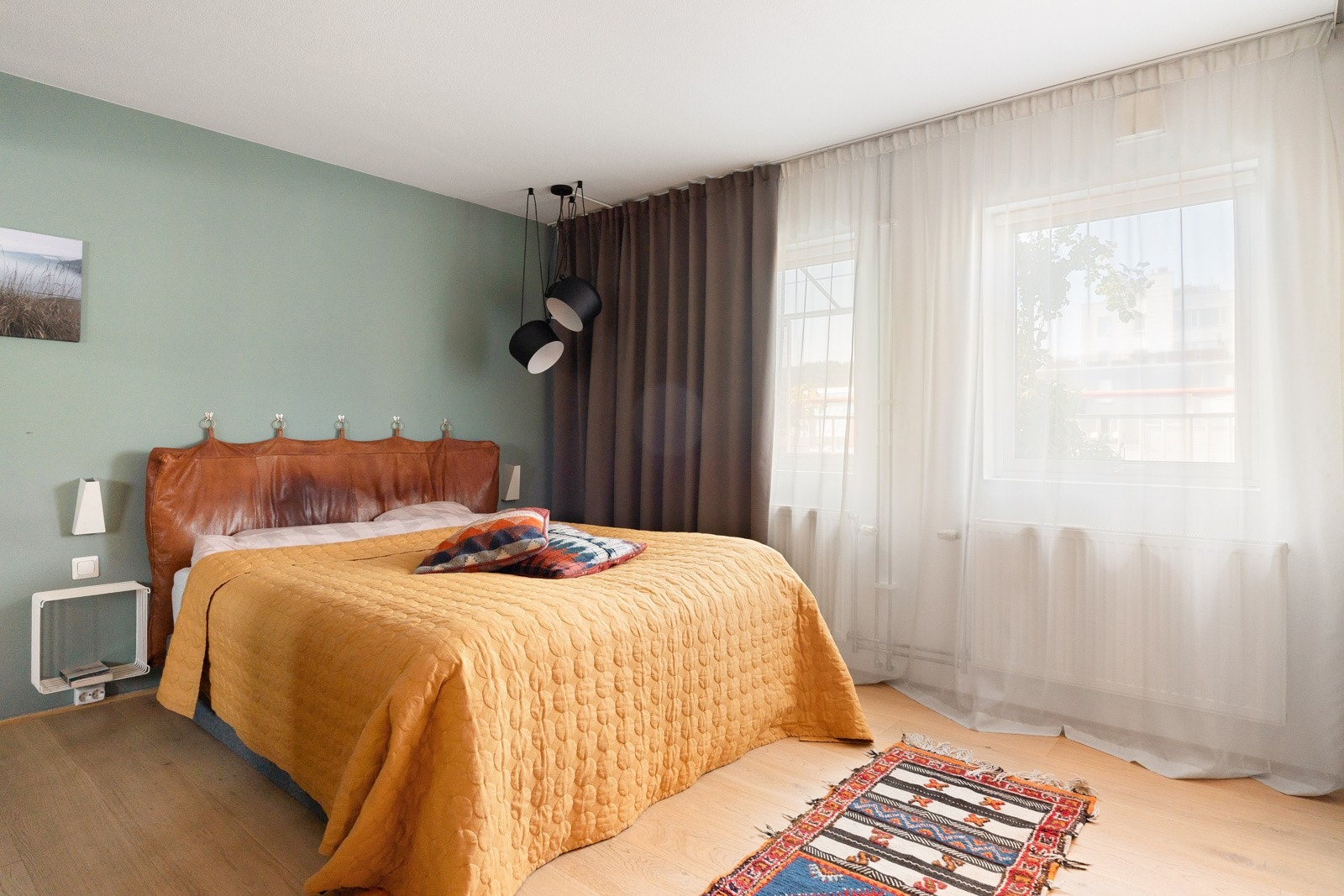 Svært generøst, lyst og romslig soverom som sørger for at man kan trekke seg tilbake og lade opp batteriene i flotte omgivelser. Galleribilde