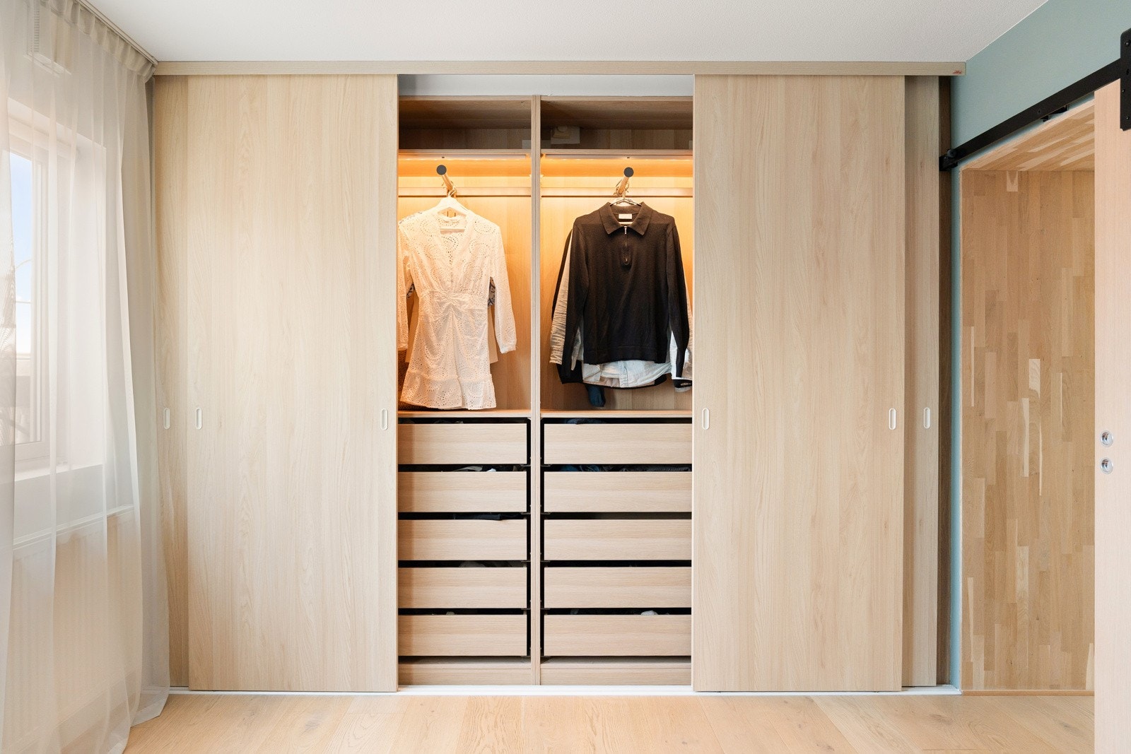 Det er god plass til dobbeltseng, nattbord og rikelig med oppbevaringsplass i stort garderobeskap. Galleribilde