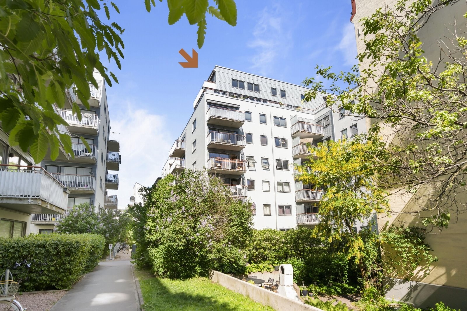 Leiligheten ligger meget sentralt og attraktivt til i Rubina Ranas gate 9, rett ved populære Teaterplassen. Galleribilde