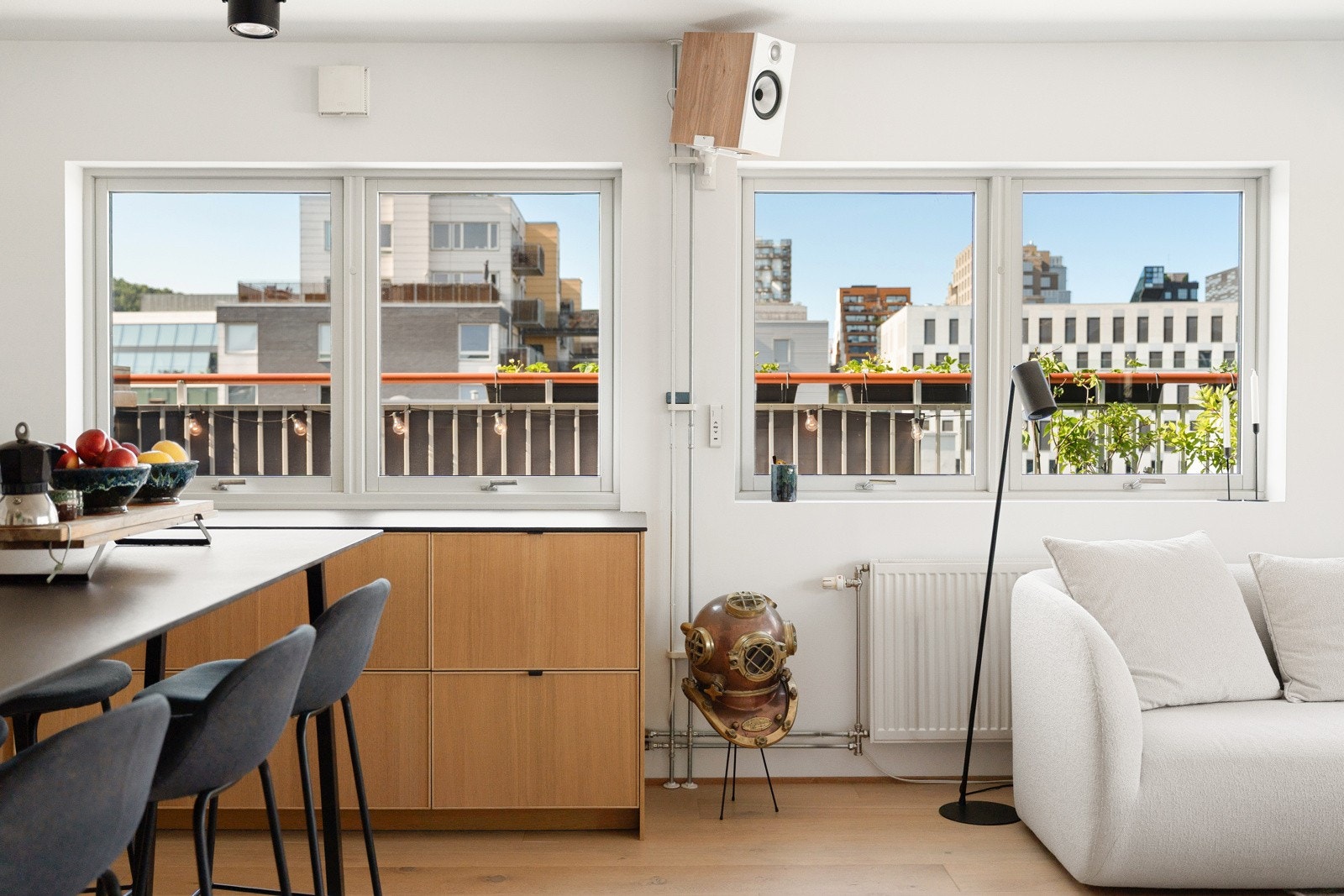 Her er det lagt fokus på eksklusive og skreddersydde løsninger - de store vindusflatene på rekke og rad sikrer en fantastisk romfølelse. Galleribilde