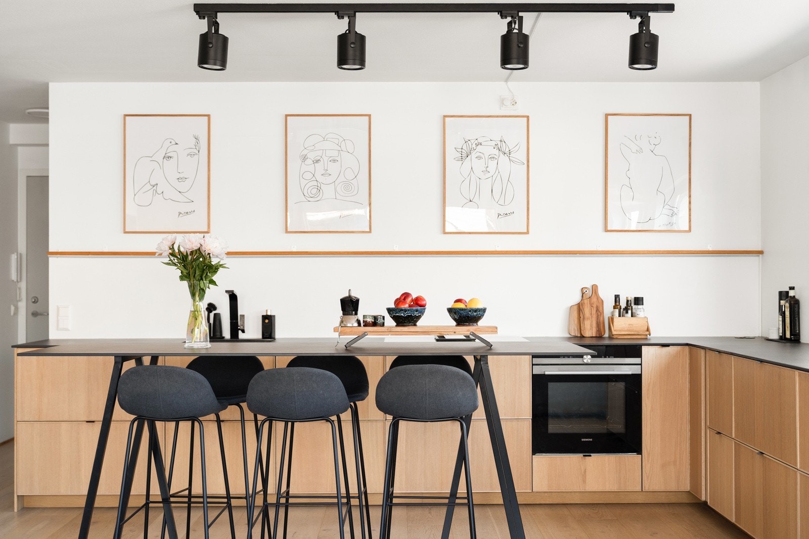 På kjøkkenet er det godt med skap og benkeplass, samt gode arbeidsflater til matlaging. Galleribilde