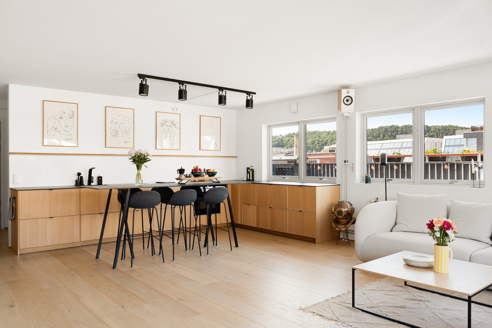 Her vil du oppleve en fantastisk utsikt over byens tak, og den unike følelsen av lys og luft som fyller rommene. Galleribilde