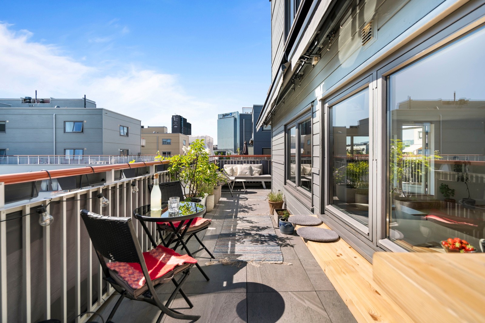 Her har du god plass til flere sittegrupper med loungemøbler, hvor varme sommerdager kan nytes. Galleribilde