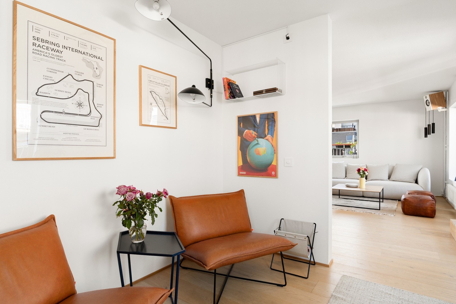 I stuen er det ytterligere sone til å kunne etablere spisebord, sofagruppe eller hjemmmekontor. Galleribilde