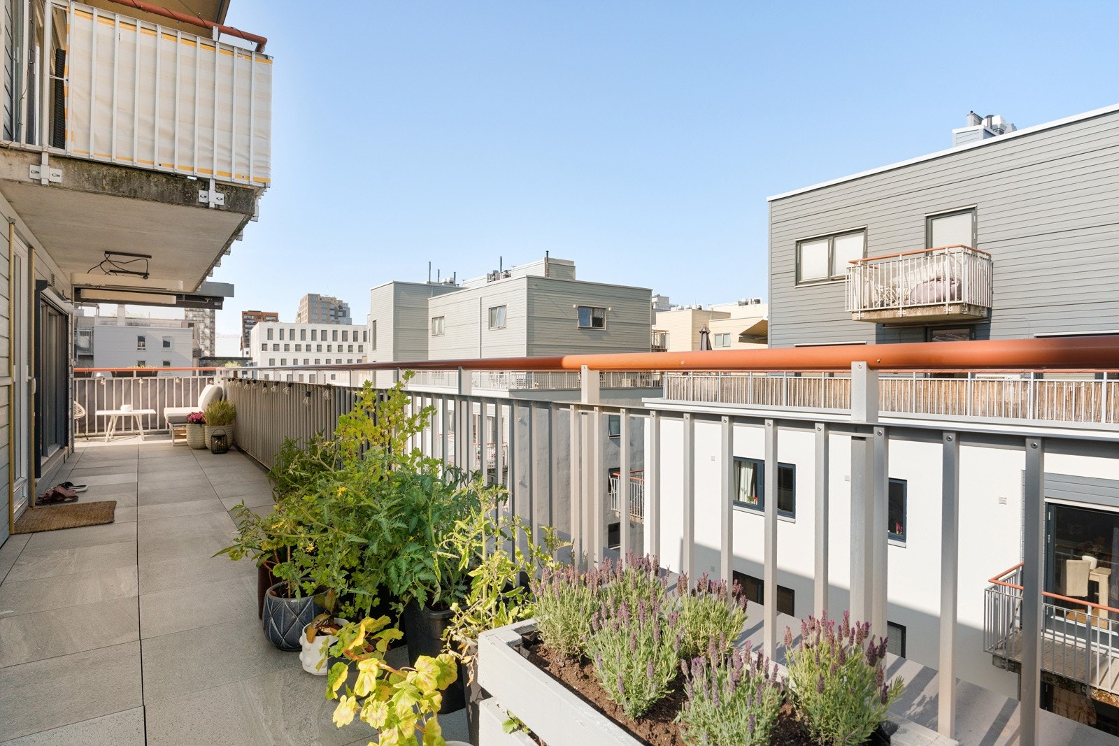 Balkong på 58 kvm som drar seg rundt leiligheten! Galleribilde