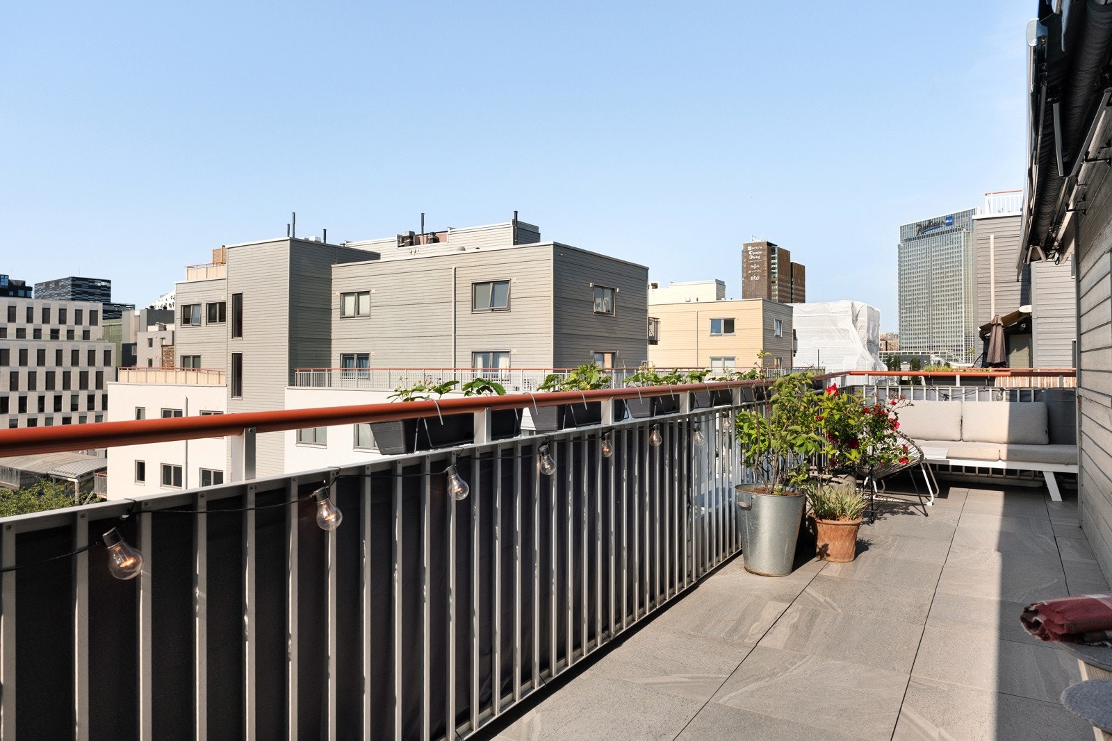 Solen blir på sommeren værende hele ettermiddagen mot kvelden. Galleribilde