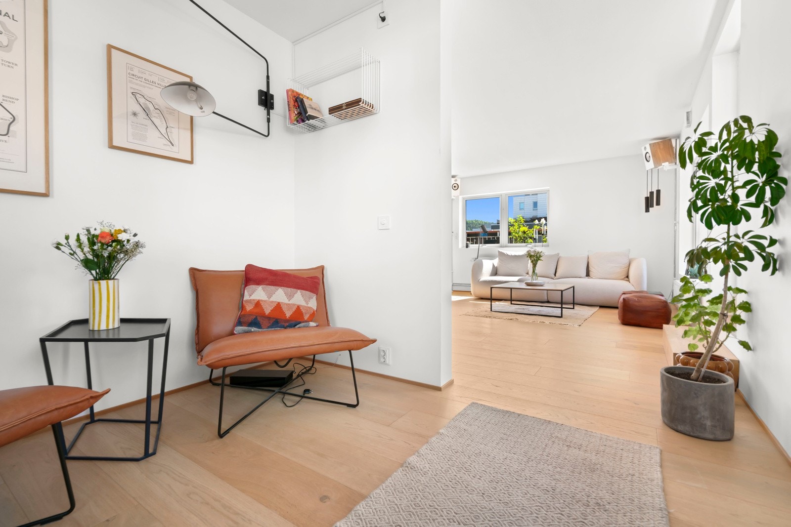 I stuen er det ytterligere sone til å kunne etablere spisebord, sofagruppe eller hjemmmekontor. Galleribilde