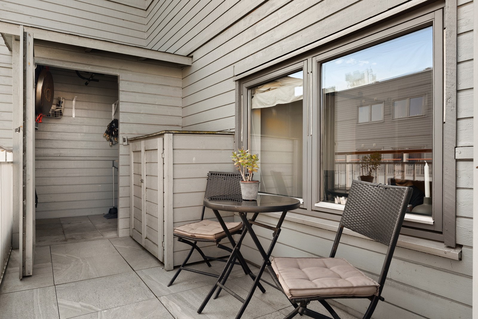 Utvendig, uisolert bod med liggende kledning på ca 3 m². Det er markiser og screens på mål - elektriske (app og fjernkontroll) Galleribilde