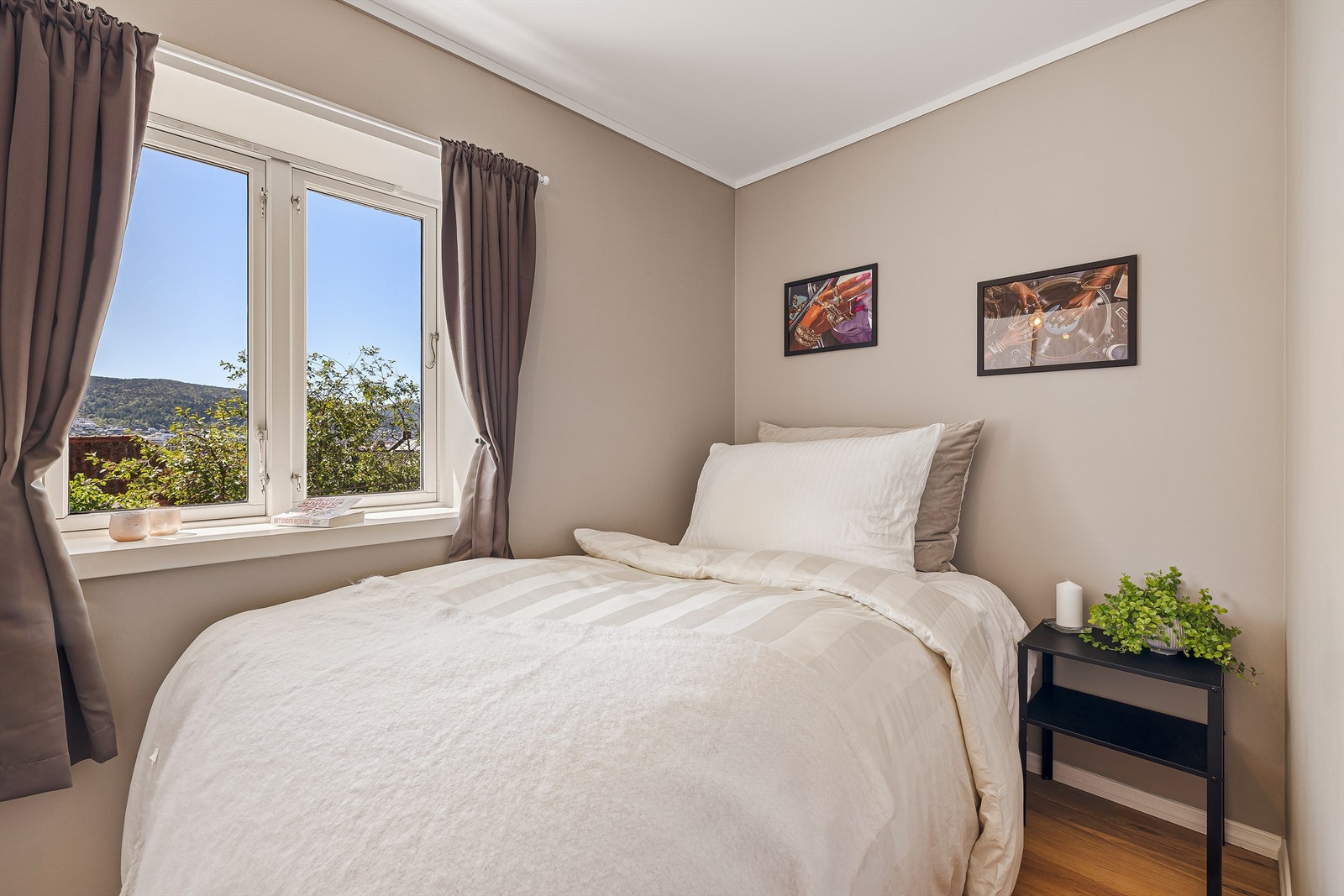 Soverom med plass til dobbeltseng. Perfekt for både par og enslige. Galleribilde